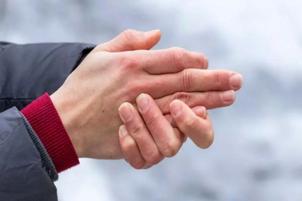 Boala ascunsă în spatele spatele mâinilor reci. Semnalul care îți indică că nu este o reacție normală la frig