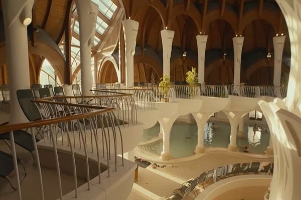 Un oraș european a devenit preferatul turiștilor români. Restaurantele si ștrandurile au ajuns să aibă meniuri în limba română