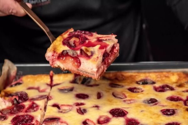 Desert ardelenesc de poveste: lichiu cu prune și cremă de smântână, ușor de preparat și absolut delicios!