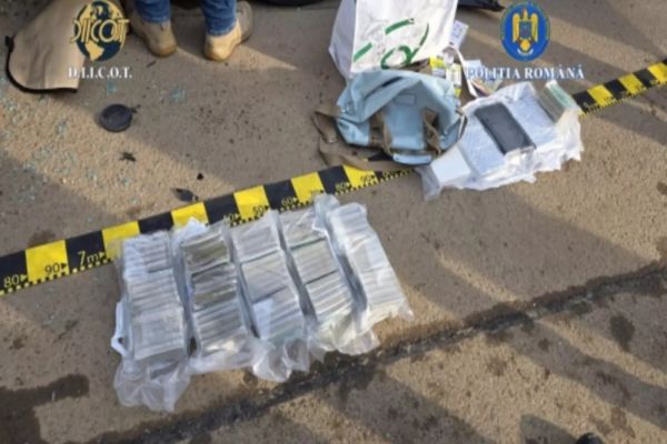 Traficanții de droguri din București nu mai au frică de nimeni. Momentul în care lovesc mașina agenților antidrog și rănesc 2 polițiști - VIDEO