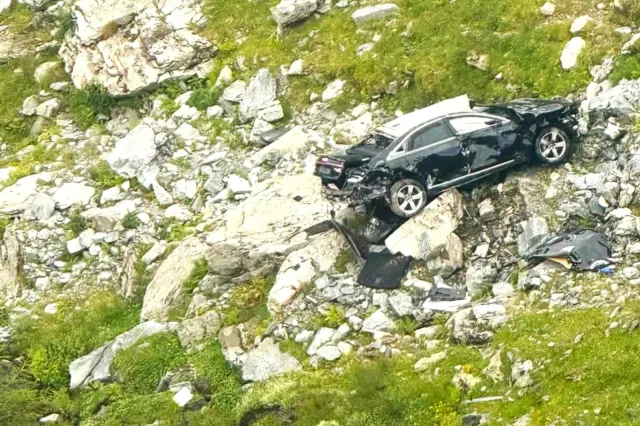 Incident grav pe Transfăgărășan. O mașină s-a făcut zob după ce a căzut pe un versant-VIDEO
