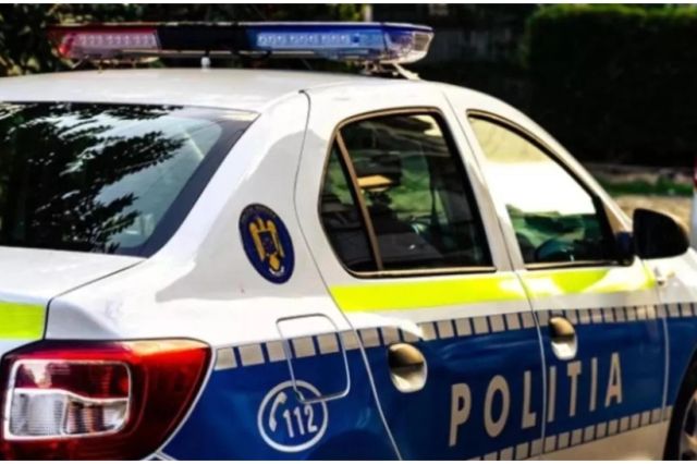 Tragedie pe un drum național după ce un TIR a izbit în plin o mașină de salubritate. Un angajat a murit pe loc iar un altul este grav rănit