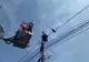 Un bolnav psihic s-a urcat pe un stâlp electric. Pompierii din Bârlad chemați să intervină
