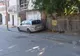Pietoni nevoiți să se deplaseze pe carosabil din cauza mașinilor parcate pe trotuare. VIDEO