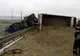 Un camion plin cu nisip s-a răsturnat pe DE 581, blocând circulația