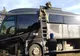 Autocar căptuşit cu ţigări de contrabandă, oprit în trafic