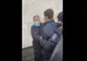 IMAGINI ȘOCANTE. Polițiști bătuți în timp ce încercau să rețină un bărbat care nu purta mască