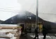 Pompieri bătuți în timp ce interveneau la un incendiu 