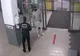 VIDEO. Un bărbat l-a snopit în bătaie pe polițistul care i-a atras atenția că nu poartă mască