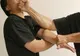 Bătaie pe terasa unui bar din Banca. Un bărbat a ajuns la spital