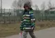 VIDEO – Sfâșietor! Un copil de 5 ani trece singur, plângând, granița dintre Ucraina și Polonia 