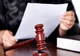 Un bărbat de 32 de ani s-a îmbătat și și-a bătut tatăl. Acum riscă să ajungă în arest