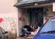 IMAGINEA ZILEI. Ușa unei clădiri abandonate „brad” pentru un om al străzii din Bârlad!