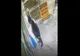 VIDEO. Hoț de buzunare prins în flagrant de polițiști în timp ce „opera” în centrul Bârladului