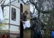 Viața într-o rulotă, la marginea unui sat. Un bătrân din Vaslui își duce traiul singur, fără bani de mâncare sau lemne pentru foc