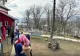 Copii de grădiniță și elevi din ciclul primar, nevoiți să învețe în prăznicarul din cimitir! Dezacord major între DSP și Prefectură: protest al părinților