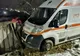 O ambulanță cu o pacientă la bord, a derapat pe zăpadă și s-a oprit într-un gard