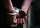 Doi hoți din Bârlad care spărgeau magazine și furau țigări, prinși de polițiști