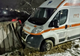 O ambulanță cu o pacientă la bord, a derapat pe zăpadă și s-a oprit într-un gard